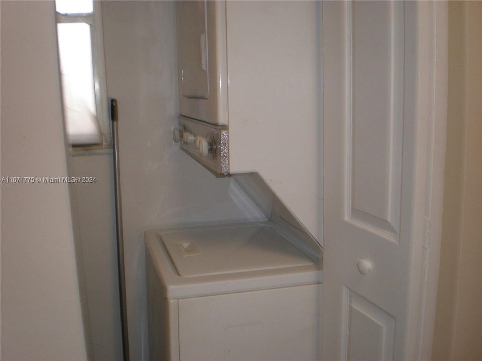 For Rent: $1,850 (2 beds, 2 baths, 949 Square Feet)