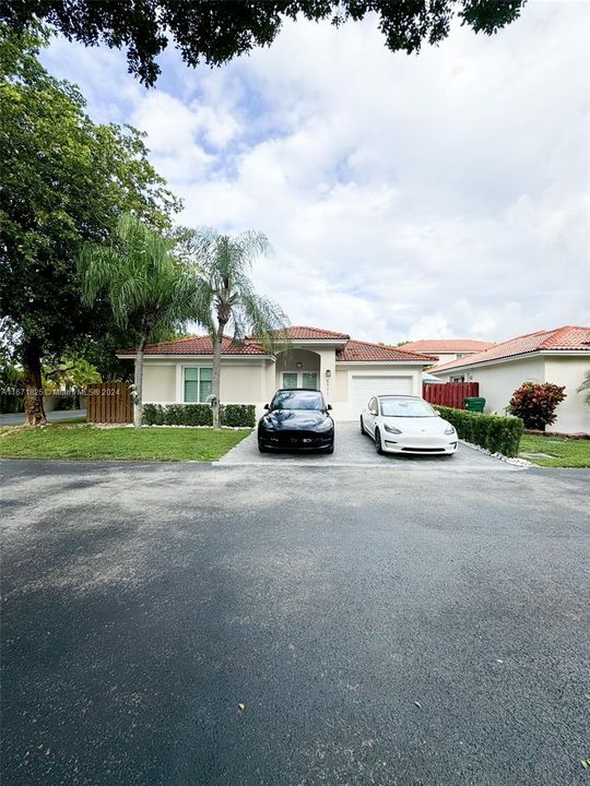 For Sale: $780,000 (3 beds, 2 baths, 1219 Square Feet)