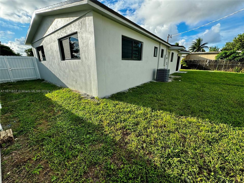 For Sale: $590,000 (3 beds, 2 baths, 1352 Square Feet)