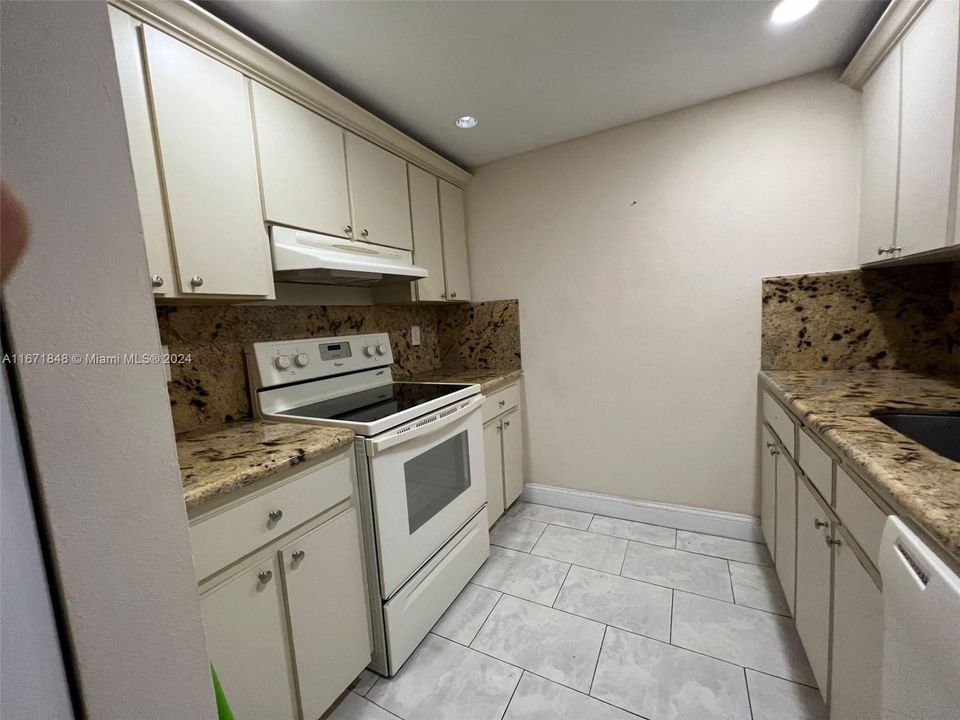 For Rent: $1,800 (1 beds, 1 baths, 760 Square Feet)