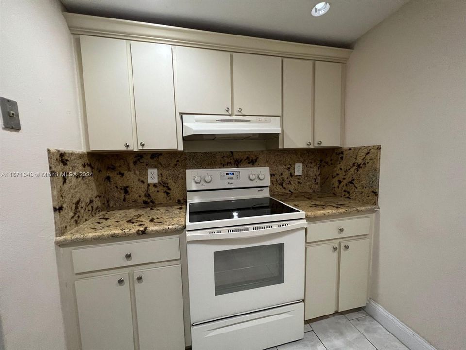 For Rent: $1,800 (1 beds, 1 baths, 760 Square Feet)