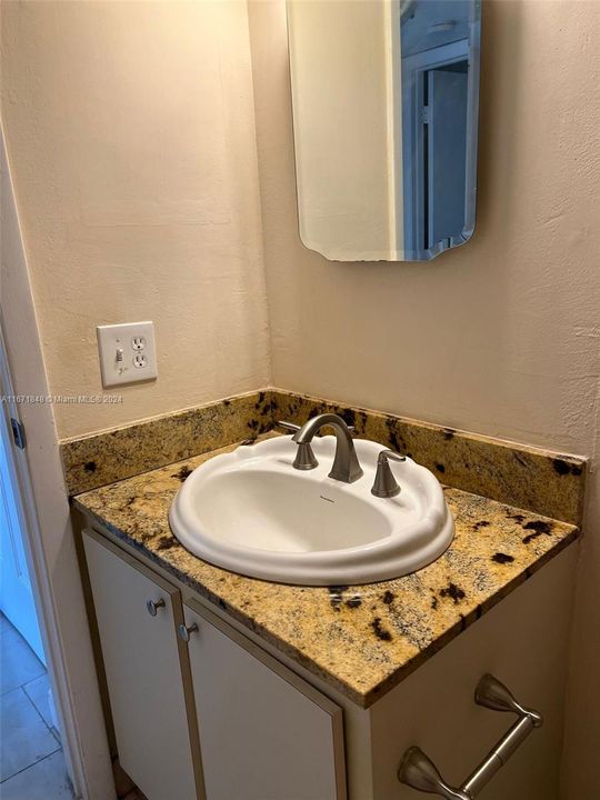 For Rent: $1,800 (1 beds, 1 baths, 760 Square Feet)