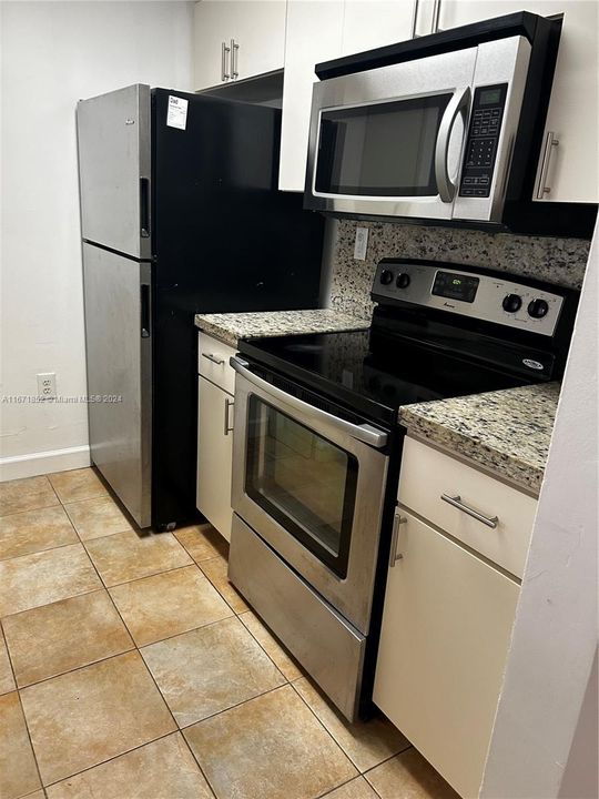 For Rent: $2,200 (2 beds, 2 baths, 908 Square Feet)