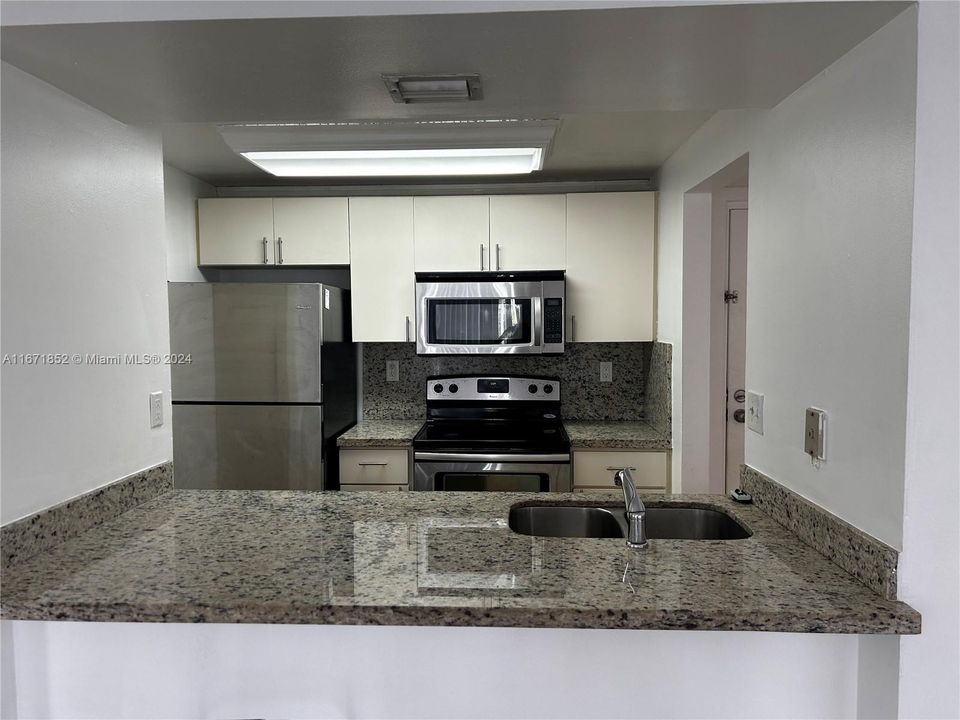 For Rent: $2,200 (2 beds, 2 baths, 908 Square Feet)