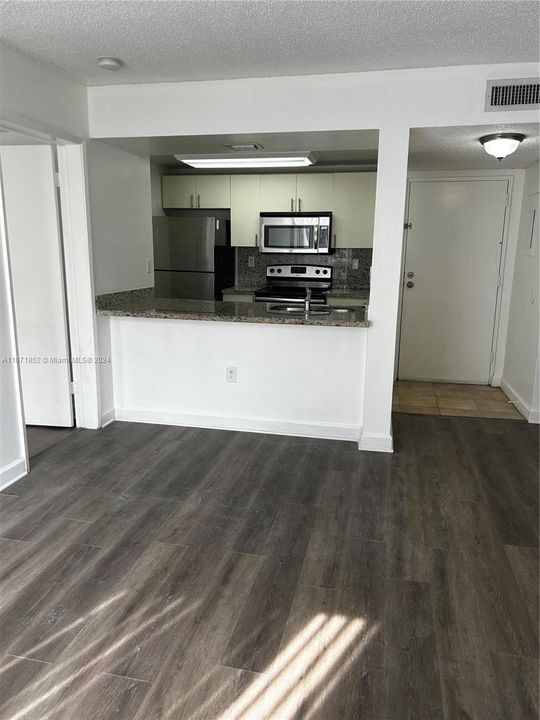 For Rent: $2,200 (2 beds, 2 baths, 908 Square Feet)