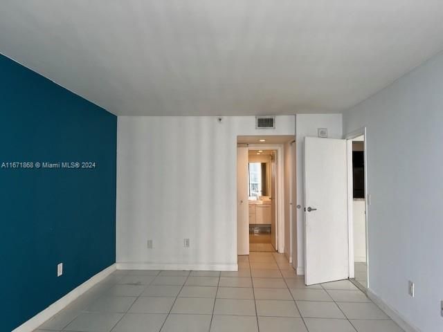 For Sale: $321,000 (1 beds, 1 baths, 890 Square Feet)