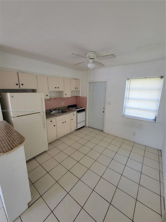 For Rent: $1,750 (1 beds, 1 baths, 900 Square Feet)