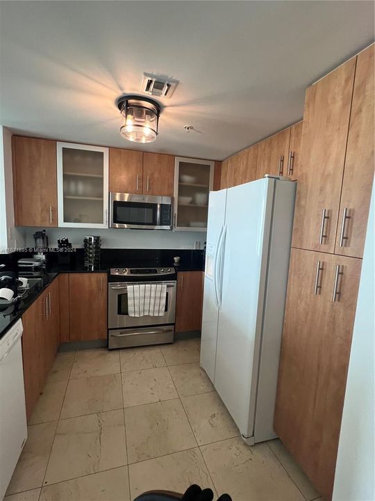 For Rent: $2,800 (1 beds, 1 baths, 900 Square Feet)