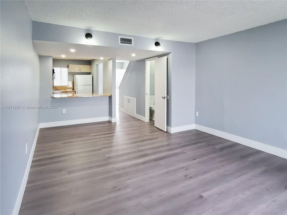 For Rent: $2,300 (2 beds, 1 baths, 1024 Square Feet)