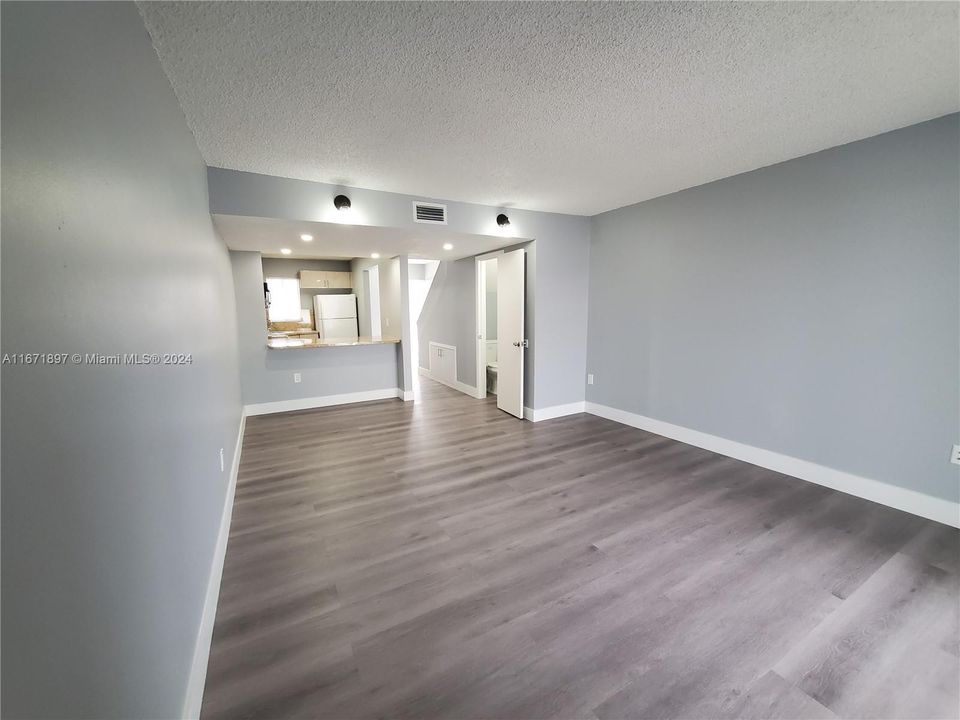 For Rent: $2,300 (2 beds, 1 baths, 1024 Square Feet)