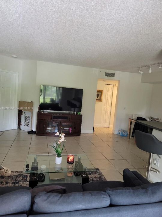 For Rent: $2,300 (2 beds, 2 baths, 1091 Square Feet)