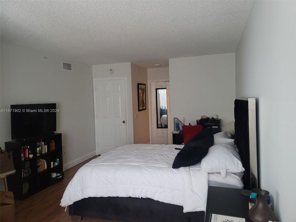 For Rent: $2,300 (2 beds, 2 baths, 1091 Square Feet)