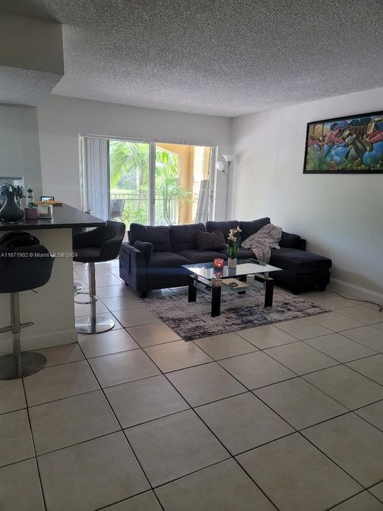 For Rent: $2,300 (2 beds, 2 baths, 1091 Square Feet)