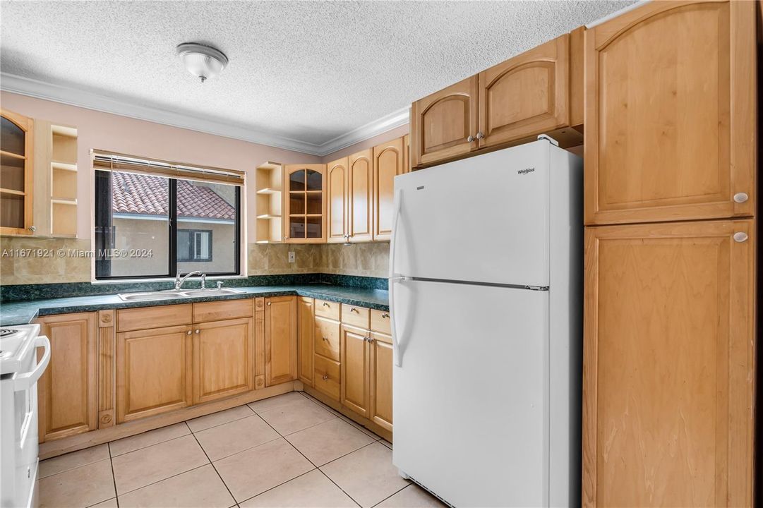 For Sale: $315,000 (2 beds, 2 baths, 847 Square Feet)