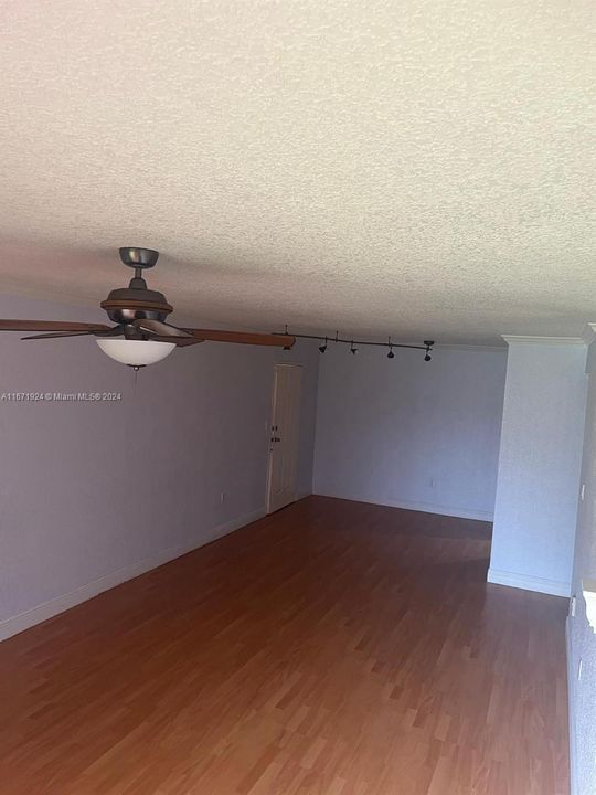 For Sale: $237,000 (1 beds, 1 baths, 760 Square Feet)