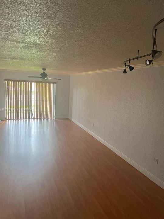 For Sale: $247,000 (1 beds, 1 baths, 760 Square Feet)