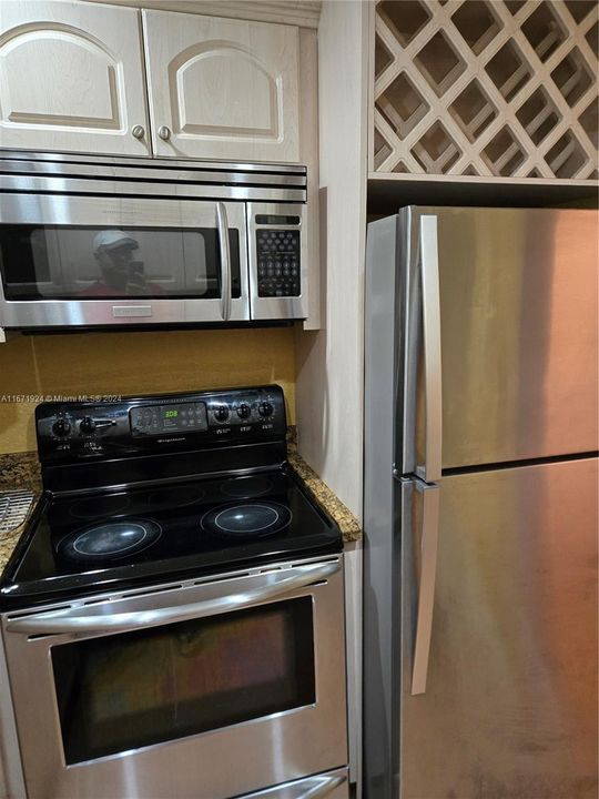 For Sale: $237,000 (1 beds, 1 baths, 760 Square Feet)