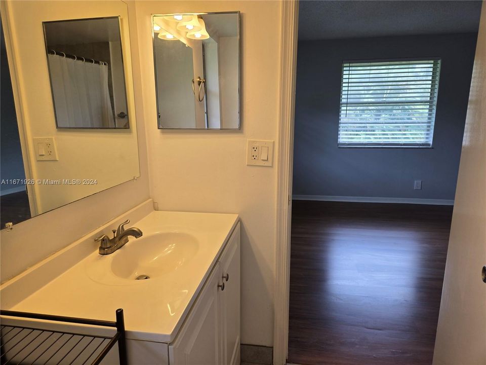 For Rent: $2,200 (2 beds, 2 baths, 805 Square Feet)