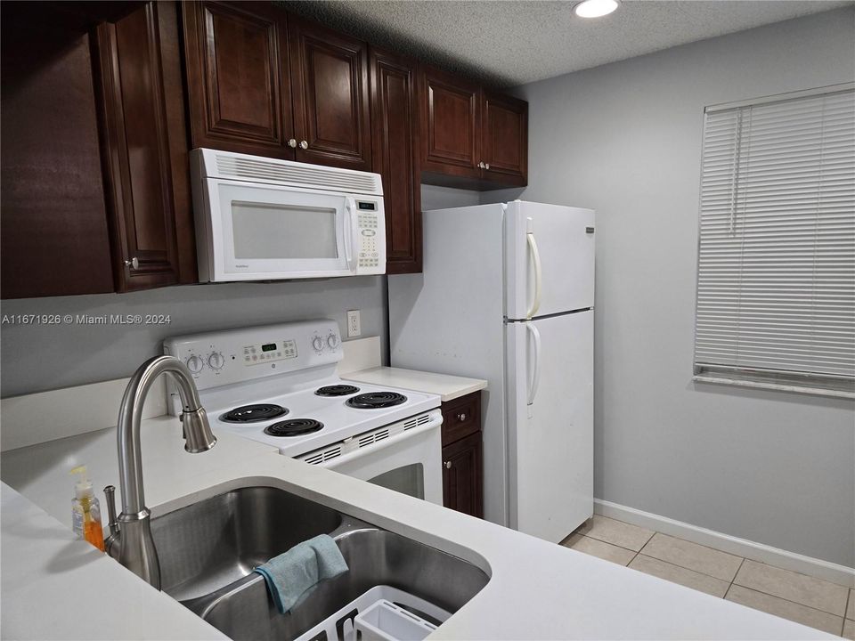 For Rent: $2,200 (2 beds, 2 baths, 805 Square Feet)