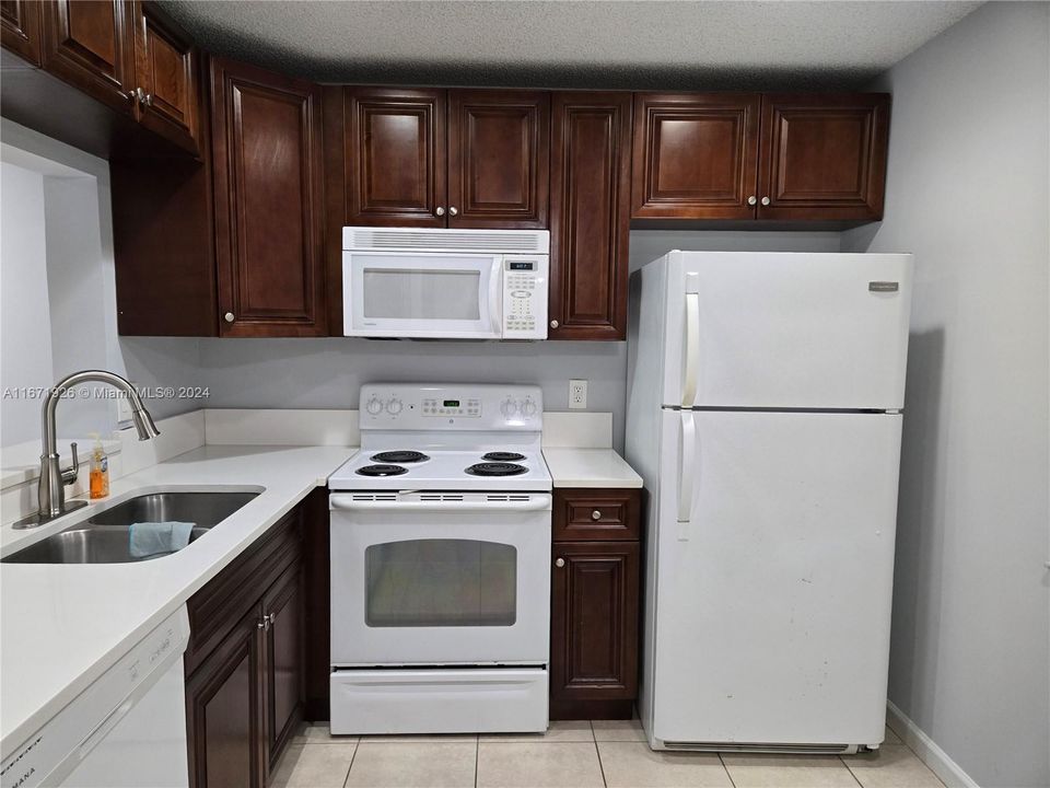 For Rent: $2,200 (2 beds, 2 baths, 805 Square Feet)