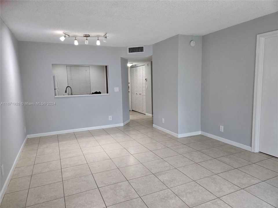 For Rent: $2,200 (2 beds, 2 baths, 805 Square Feet)