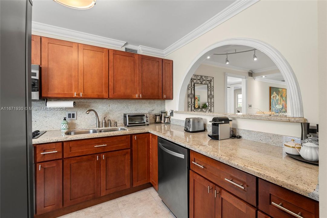 For Sale: $545,000 (2 beds, 2 baths, 934 Square Feet)