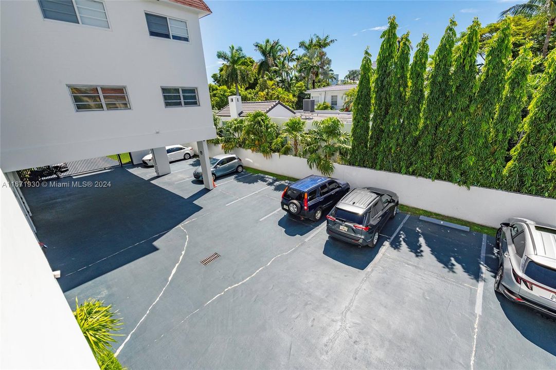 For Sale: $545,000 (2 beds, 2 baths, 934 Square Feet)