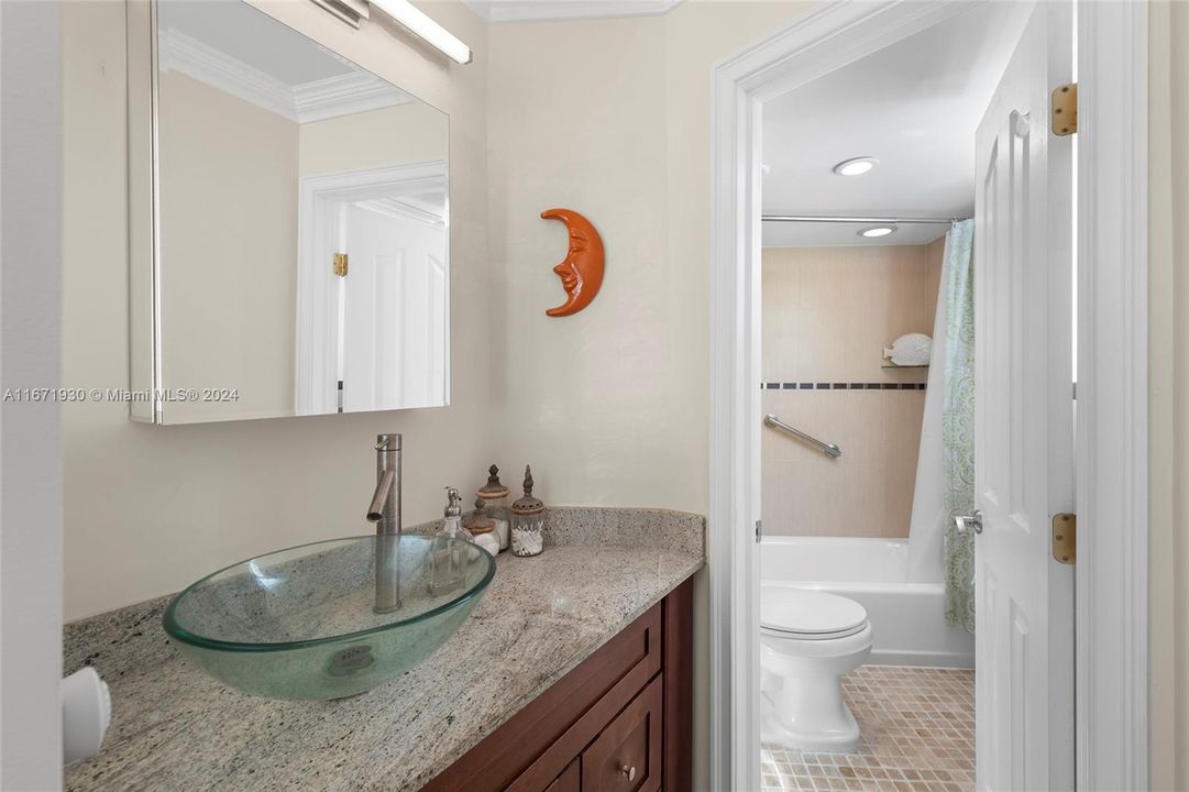 For Sale: $545,000 (2 beds, 2 baths, 934 Square Feet)