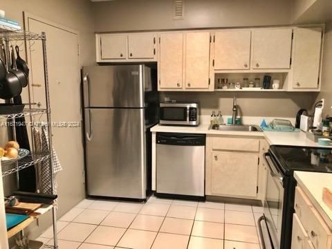 For Rent: $3,000 (1 beds, 1 baths, 900 Square Feet)