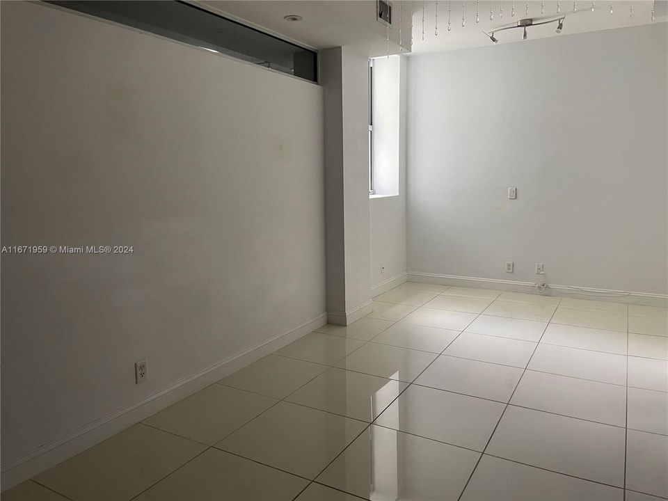 For Rent: $2,200 (1 beds, 1 baths, 553 Square Feet)