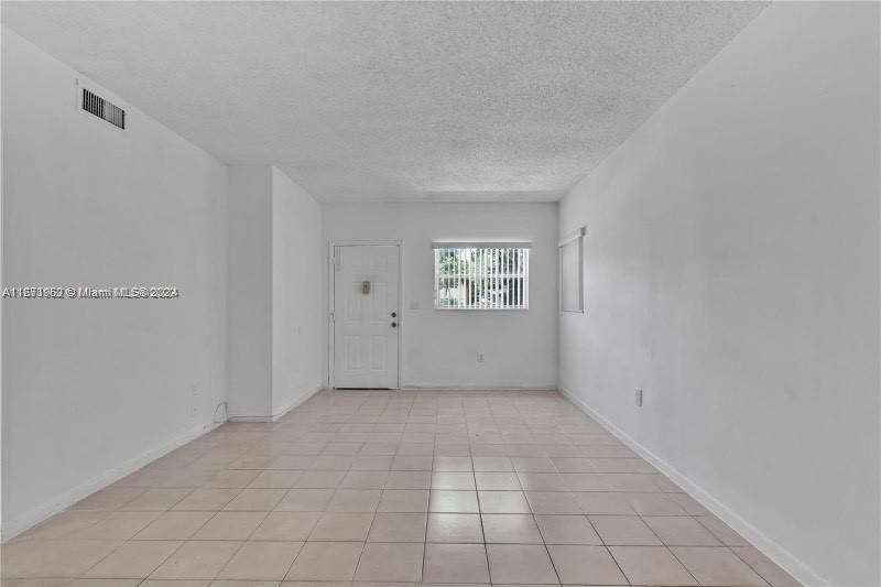 For Rent: $2,250 (2 beds, 2 baths, 825 Square Feet)