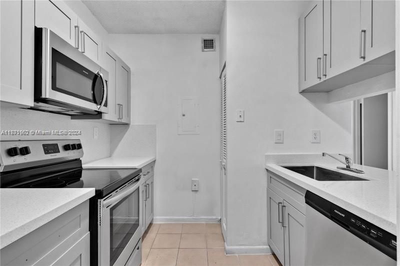 For Rent: $2,250 (2 beds, 2 baths, 825 Square Feet)