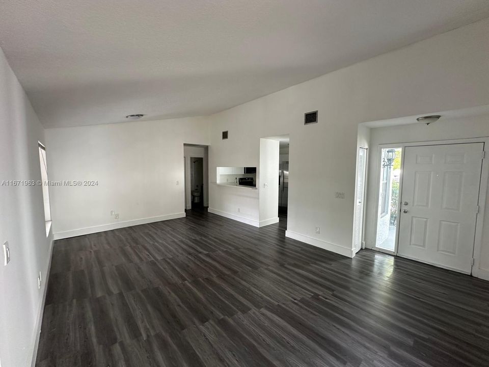 For Sale: $419,900 (2 beds, 2 baths, 1052 Square Feet)