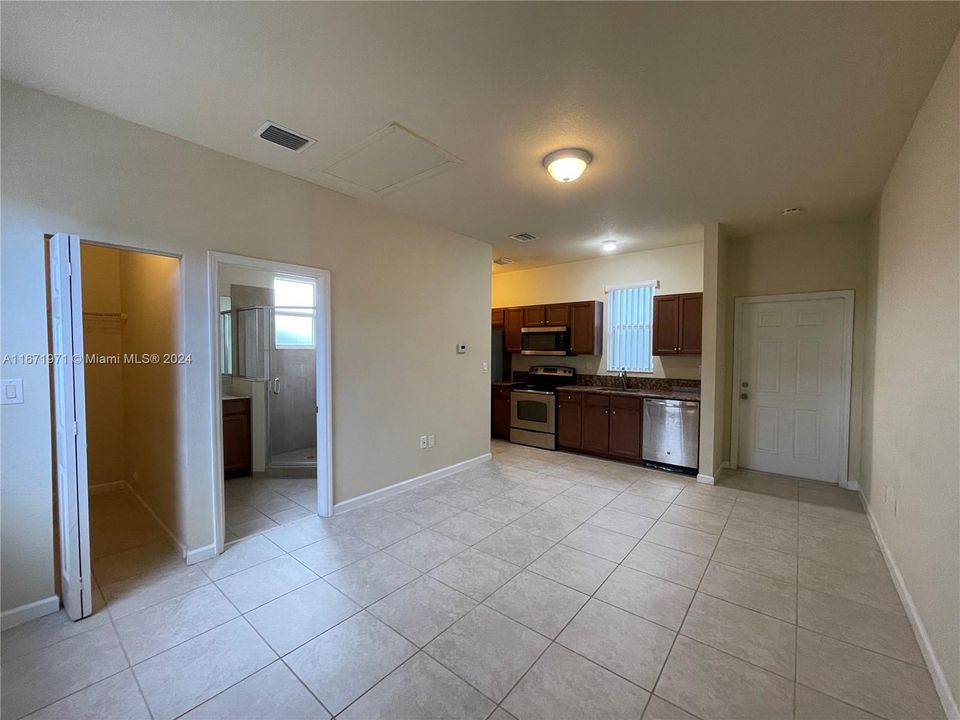 For Rent: $1,700 (1 beds, 1 baths, 447 Square Feet)