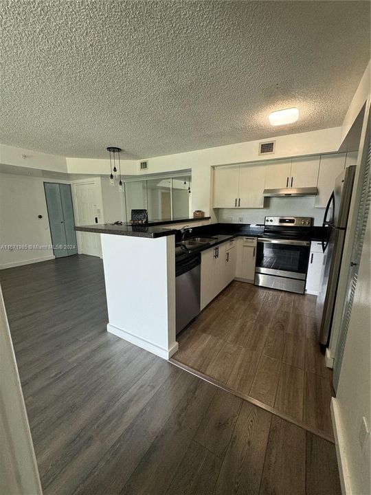 For Sale: $319,900 (2 beds, 2 baths, 983 Square Feet)