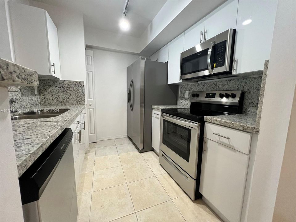 Active With Contract: $1,850 (1 beds, 1 baths, 742 Square Feet)