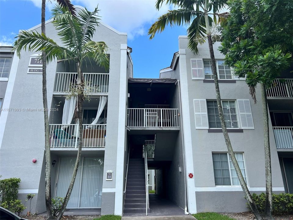 Active With Contract: $1,850 (1 beds, 1 baths, 742 Square Feet)