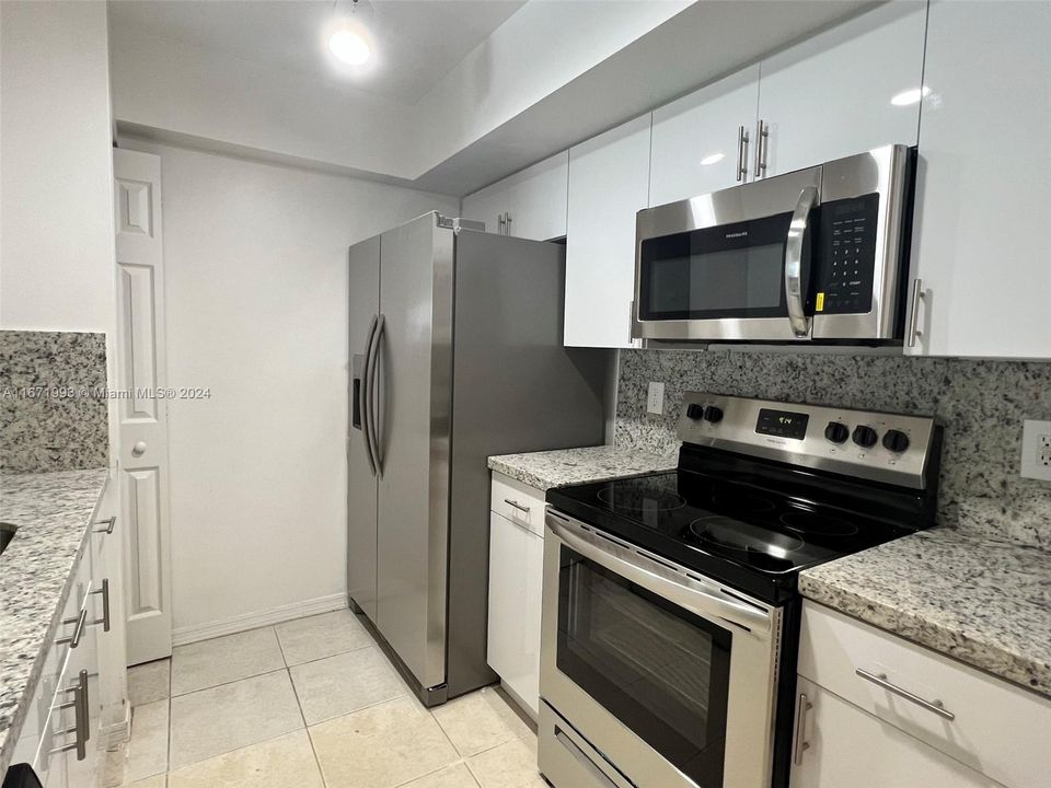 Active With Contract: $1,850 (1 beds, 1 baths, 742 Square Feet)