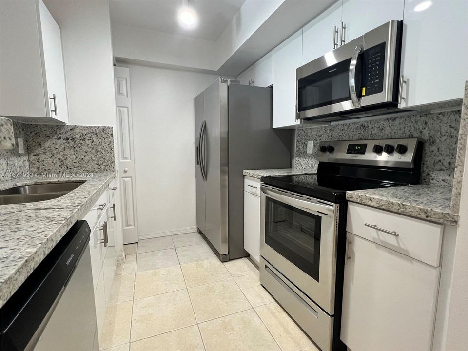 Active With Contract: $1,850 (1 beds, 1 baths, 742 Square Feet)