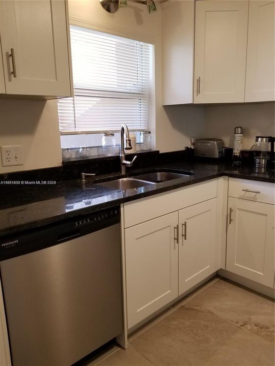 For Rent: $2,350 (2 beds, 2 baths, 775 Square Feet)