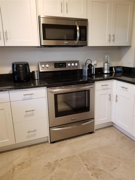 For Rent: $2,350 (2 beds, 2 baths, 775 Square Feet)