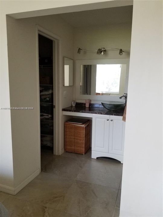 For Rent: $2,350 (2 beds, 2 baths, 775 Square Feet)