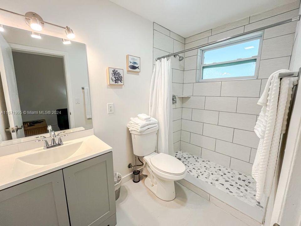 Unit 5 Bathroom