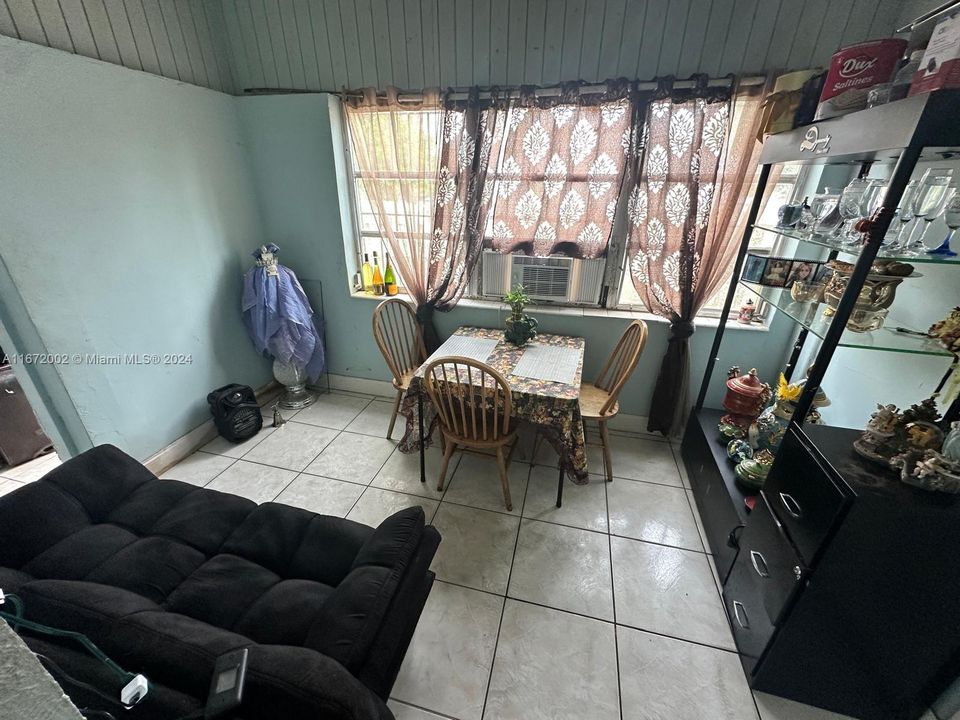 For Sale: $450,000 (2 beds, 1 baths, 950 Square Feet)