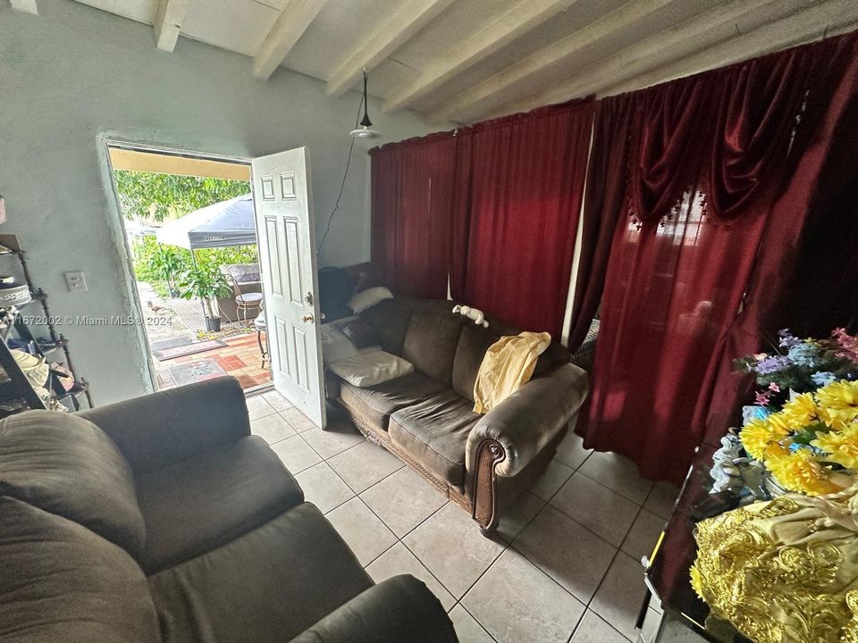 For Sale: $450,000 (2 beds, 1 baths, 950 Square Feet)