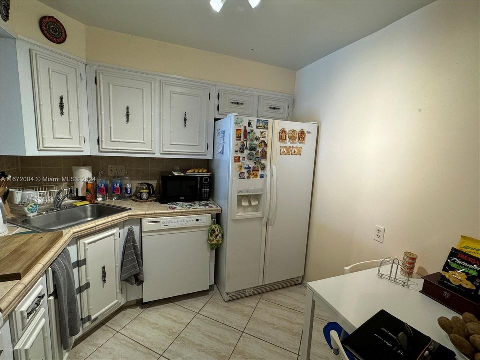 For Rent: $1,900 (1 beds, 1 baths, 800 Square Feet)