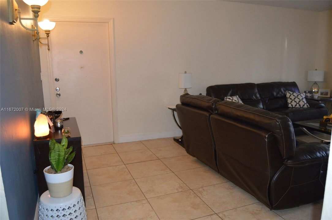 For Rent: $2,200 (2 beds, 2 baths, 1000 Square Feet)