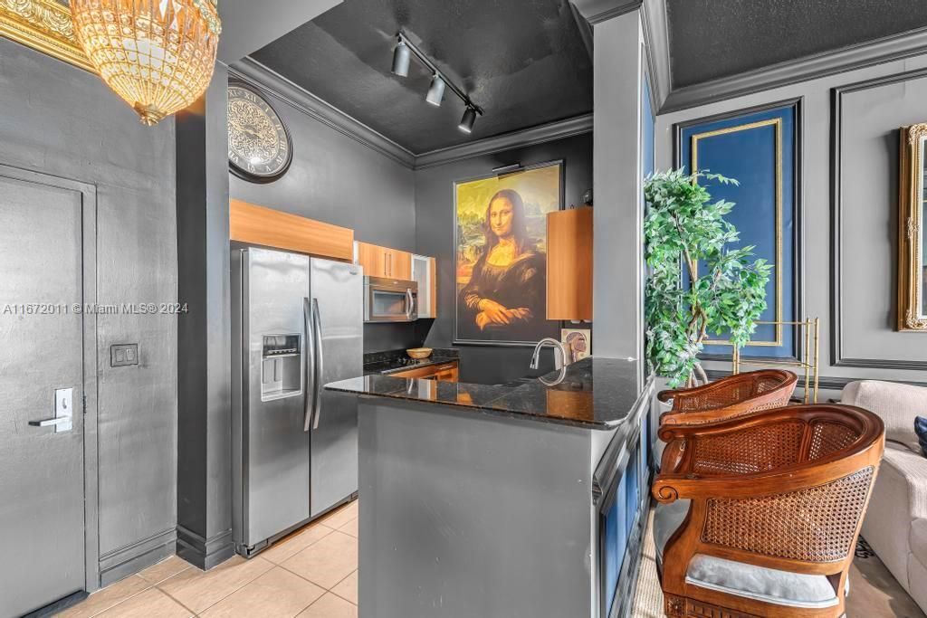 For Sale: $550,000 (1 beds, 1 baths, 846 Square Feet)