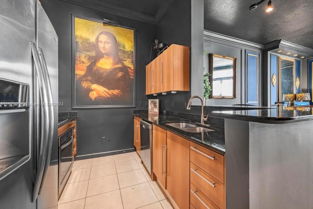 For Sale: $550,000 (1 beds, 1 baths, 846 Square Feet)