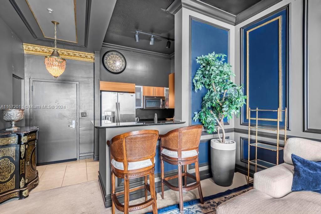 For Sale: $550,000 (1 beds, 1 baths, 846 Square Feet)